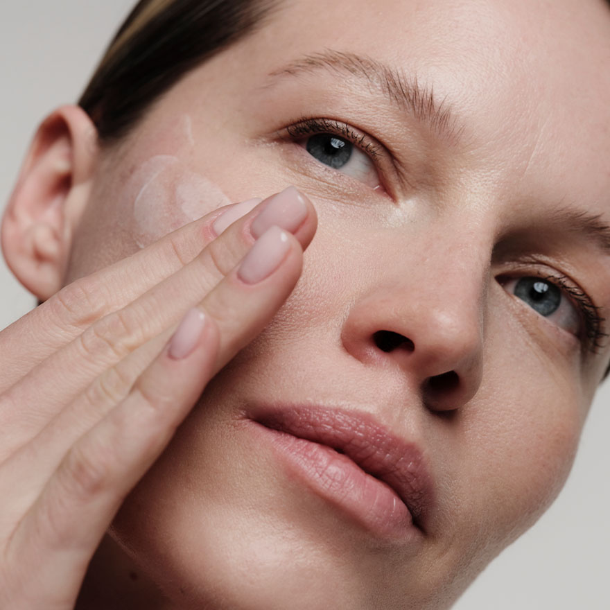 Serum versus cremă: care este diferența și cum poți integra fiecare produs în rutina de îngrijire